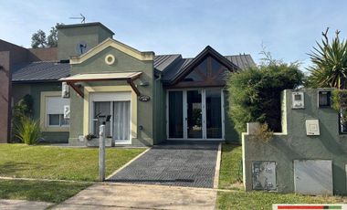 Venta Monte Grande Barrio Mirasoles Casa de 2 dormitorios quincho y piscina