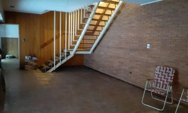 Casa con garage, patio y gran terraza