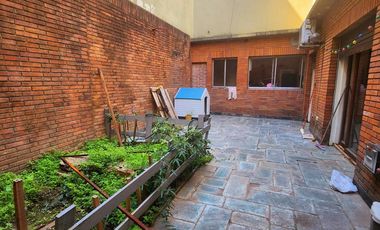 Casa con garage, patio y gran terraza