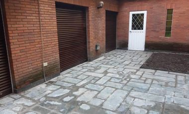 Casa con garage, patio y gran terraza