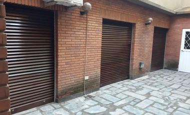 Casa con garage, patio y gran terraza