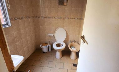 Casa con garage, patio y gran terraza