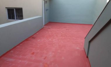 Casa con garage, patio y gran terraza