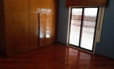 Casa con garage, patio y gran terraza