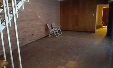 Casa con garage, patio y gran terraza