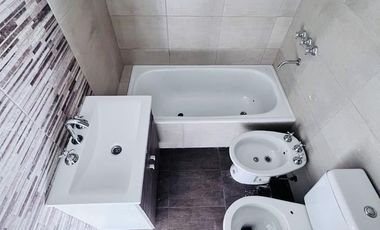 Venta de Departamento 4 ambientes con espacio guardacoche en Sarandi (32016)