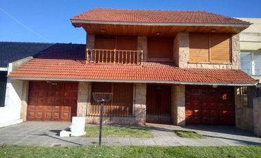 Casa en alquiler temporario - 4 Dormitorios 2 Baños - Mar del Plata
