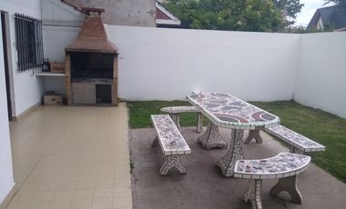 Casa en alquiler temporario - 4 Dormitorios 2 Baños - Mar del Plata