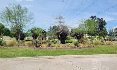 Luminosa Casa en Venta / Spring Park - Pilar