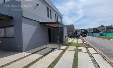 Luminosa Casa en Venta / Spring Park - Pilar