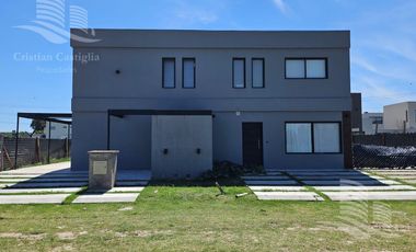 Luminosa Casa en Venta / Spring Park - Pilar