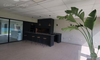 Luminosa Casa en Venta / Spring Park - Pilar