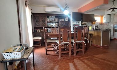 Casa con quincho y piscina. Barrio Parque Peña.