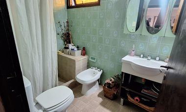 Casa con quincho y piscina. Barrio Parque Peña.