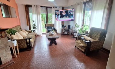 Casa con quincho y piscina. Barrio Parque Peña.