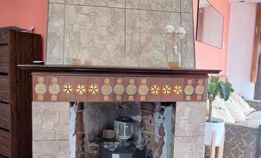 Casa con quincho y piscina. Barrio Parque Peña.