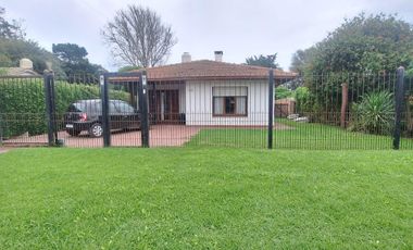 Casa con quincho y piscina. Barrio Parque Peña.