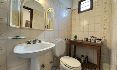 Venta casa 5 ambientes con cochera y quincho en Wilde