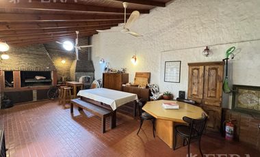 Venta casa 5 ambientes con cochera y quincho en Wilde