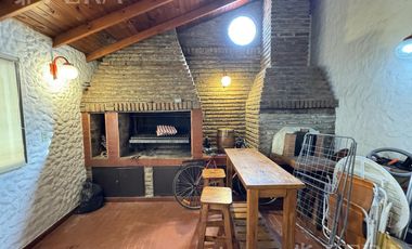 Venta casa 5 ambientes con cochera y quincho en Wilde