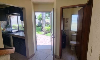 Casa Amueblada en Renta con 3 Habitaciones, Terraza y Alberca en Xochitepec