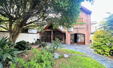 Venta Chalet con 5 dormitorios y fondo libre. Lomas de Zamora Oeste