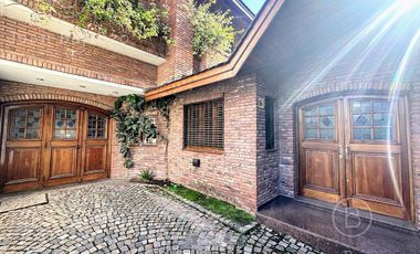 Venta Chalet con 5 dormitorios y fondo libre. Lomas de Zamora Oeste