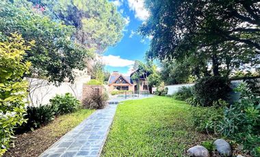 Venta Chalet con 5 dormitorios y fondo libre. Lomas de Zamora Oeste