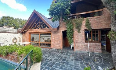 Venta Chalet con 5 dormitorios y fondo libre. Lomas de Zamora Oeste