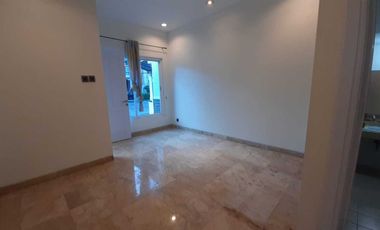 Disewakan rumah crystal golf Citraland utama Surabaya barat