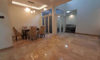 Disewakan rumah crystal golf Citraland utama Surabaya barat