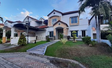 Disewakan rumah crystal golf Citraland utama Surabaya barat