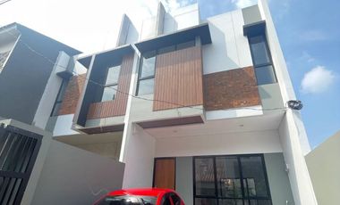 Rumah dijual 2 Lantai, Baru Pondok Gede, Bekasi dekat ke Lubang Buaya