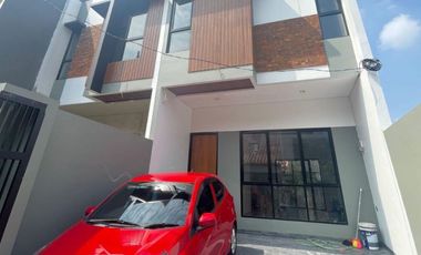 Rumah dijual 2 Lantai, Baru Pondok Gede, Bekasi dekat ke Lubang Buaya