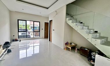 Rumah dijual 2 Lantai, Baru Pondok Gede, Bekasi dekat ke Lubang Buaya