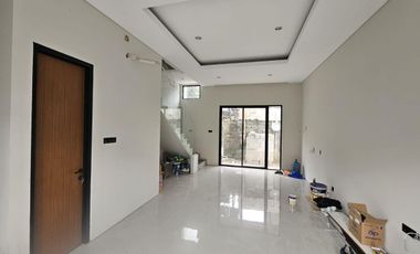 Rumah dijual 2 Lantai, Baru Pondok Gede, Bekasi dekat ke Lubang Buaya