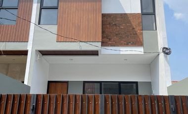 Rumah dijual 2 Lantai, Baru Pondok Gede, Bekasi dekat ke Lubang Buaya