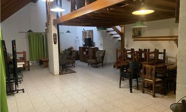 Casa con 2 lotes y pileta en Mar de Cobo