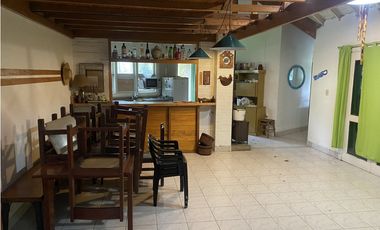 Casa con 2 lotes y pileta en Mar de Cobo