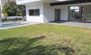 Casa nueva en venta en Paraíso Country Club, Morelos.