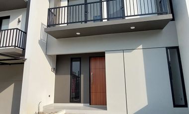 DIJUAL RUMAH BEST VIEW DEPAN TAMAN DI TEMBALANG SEMARANG
