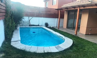 HERMOSA CASA SEMI NUEVA CON PISCINA