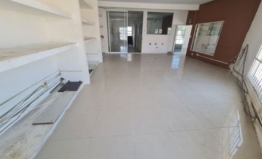 SE RENTA BODEGA CON CAMARAS FRIGORIFICAS Y OFICINAS. CARMEN, CAMPECHE.