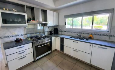 Casa en venta - 3 Dormitorios 4 Baños - Cochera - 1.500Mts2 - Haras del Sur I, La Plata