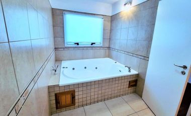 Casa en venta - 3 Dormitorios 4 Baños - Cochera - 1.500Mts2 - Haras del Sur I, La Plata