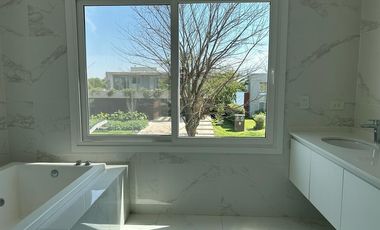 Casa en  alqui en barrio San Isidro Labrador al golf, Villanueva