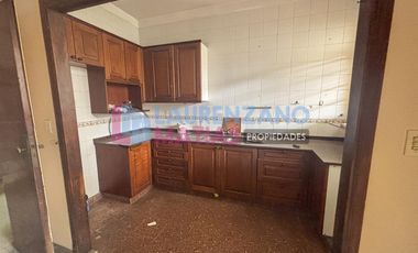 CASA SOBRE LOTE PROPIO 8,66 X 35 - AGRONOMIA