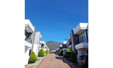 Cota Iluminada Casa Campestre con Chimenea