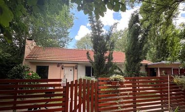 VENDO CHALET 3 AMBIENTES EN SIERRA DE LOS PADRES CON AMPLIO PARQUE