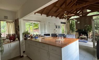 VENDO CHALET 3 AMBIENTES EN SIERRA DE LOS PADRES CON AMPLIO PARQUE